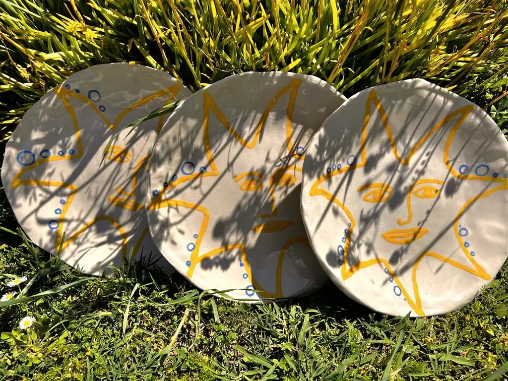Belles assiettes de service personnalisées sur theme soleil. céramique d'art de la côte d'azur Cabris Nice Cannes Grasse Vallauris