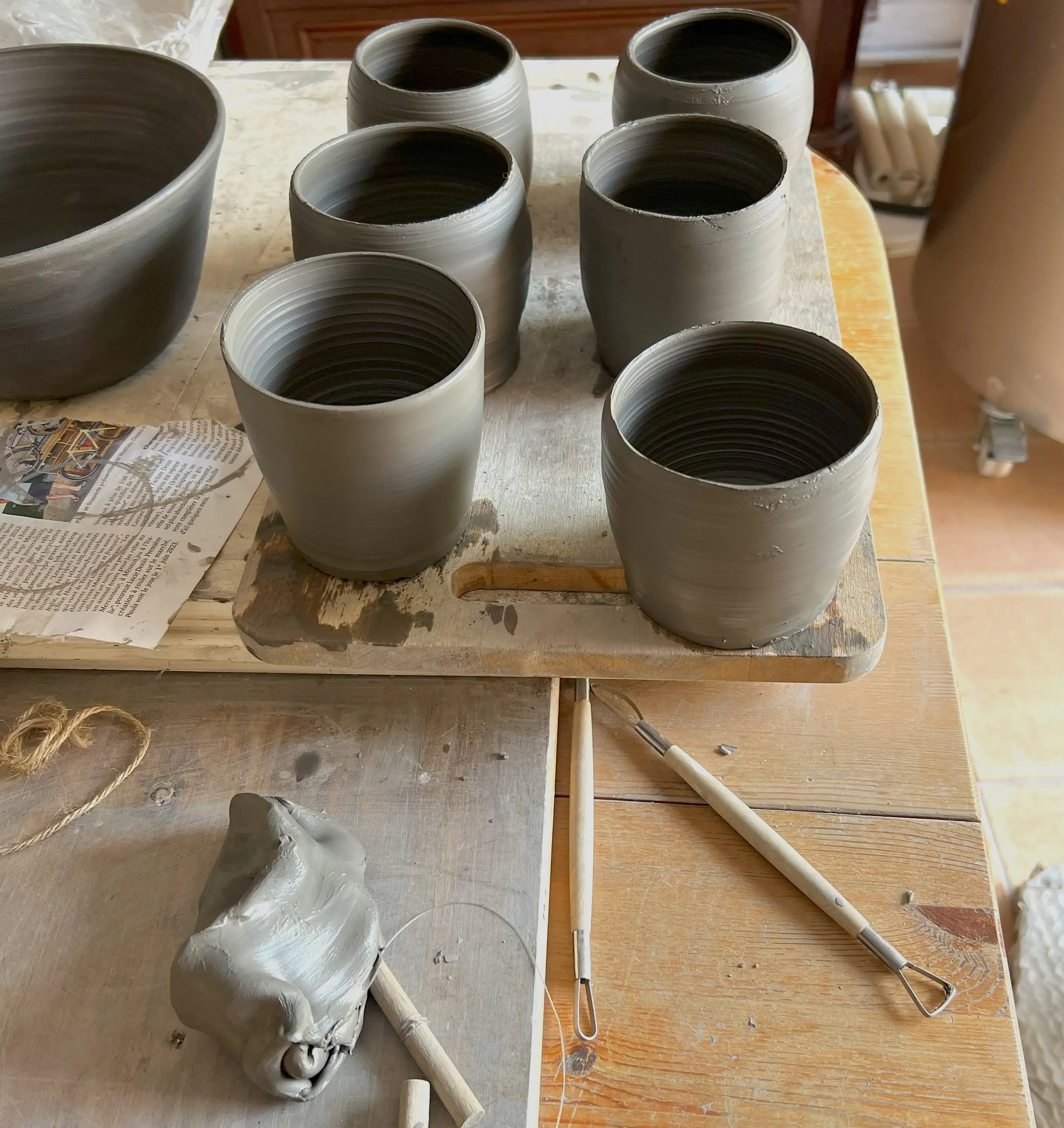 Confection des pièces en devenir. Mais qu'est ce que cela deviendra au final , dans l' atelier de poterie de hirunda ceramic. céramique d'art de la côte d'azur Cabris Nice Cannes Grasse Vallauris