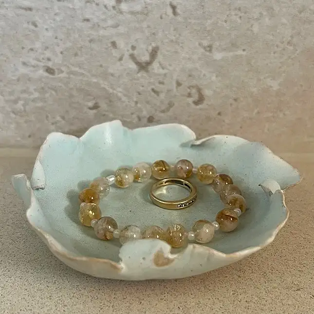 Coupelle dentelee à bijoux coquillage collection Nereia par hirunda ceramic
