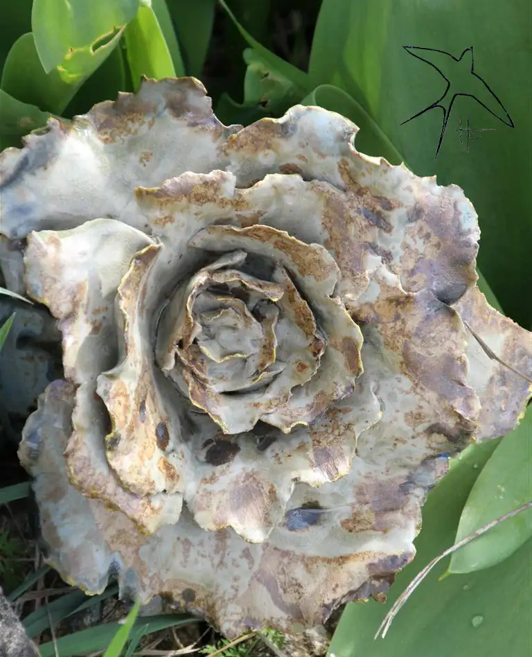 Très belle fleur finement sculptée et émaillée. une oeuvre de décoration d'exception . céramique d'art de la côte d'azur Cabris Nice Cannes Grasse Vallauris