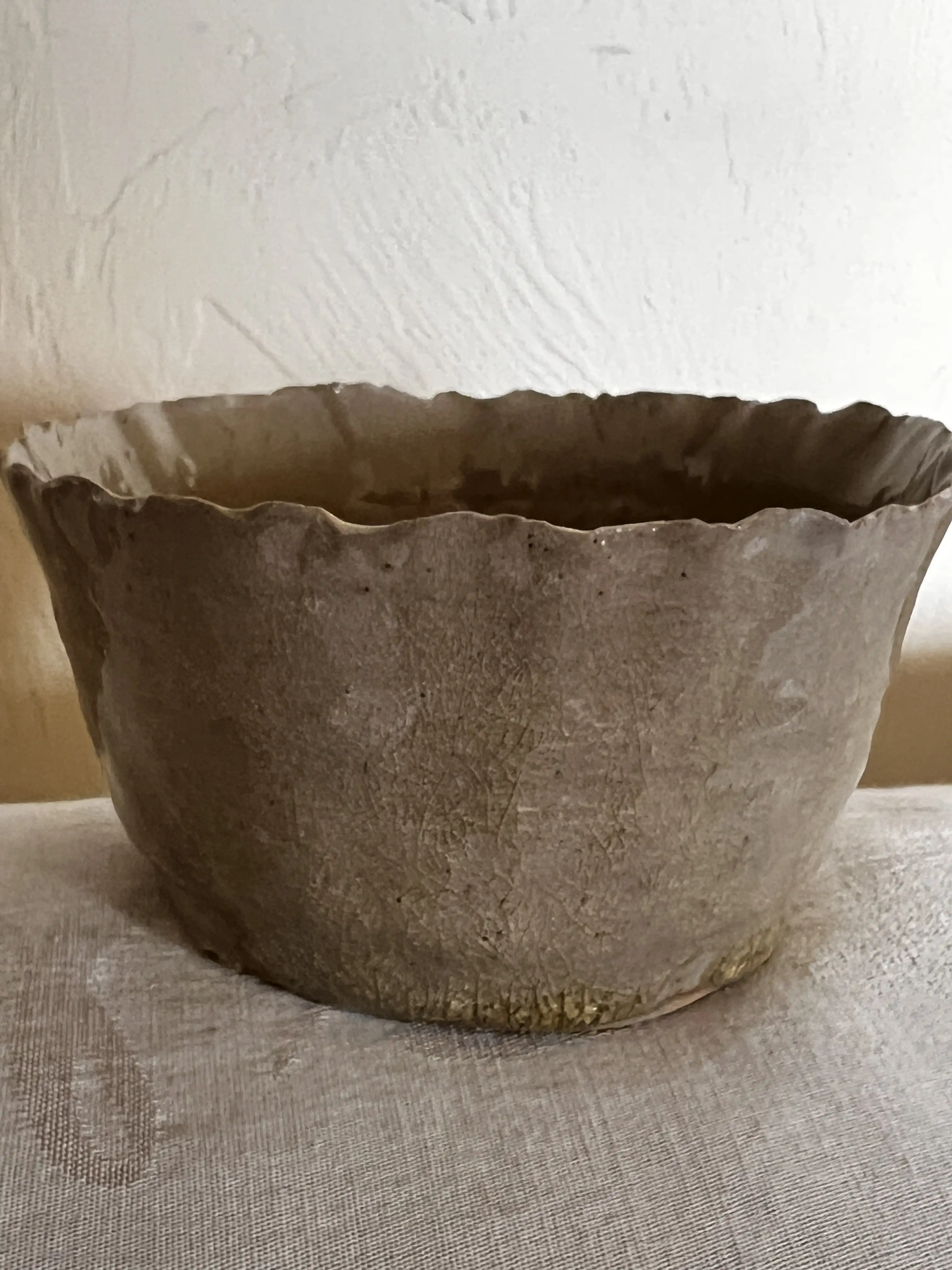 très fine coupe aux teintes brutes émaillée en transparence par hirunda ceramic. céramique d'art de la côte d'azur Cabris Nice Cannes Grasse Vallauris
