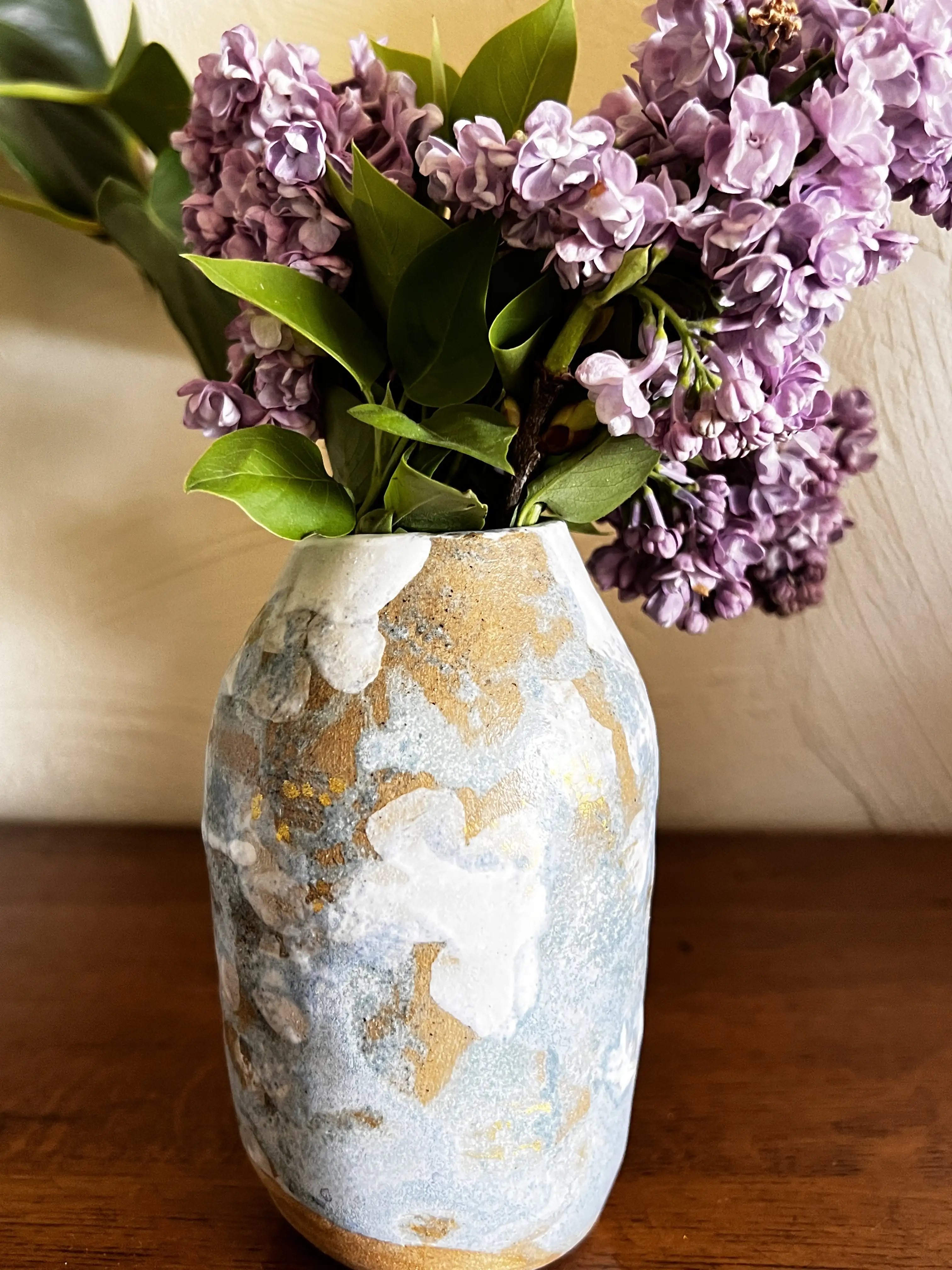 vase printanier fourni de lilas fait par hirunda céramic. céramique d'art de la côte d'azur Cabris Nice Cannes Grasse Vallauris